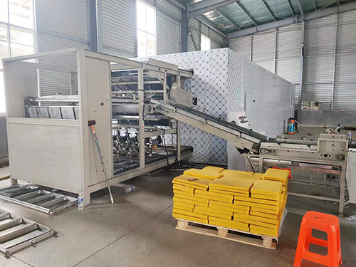 Paraffin forming machine